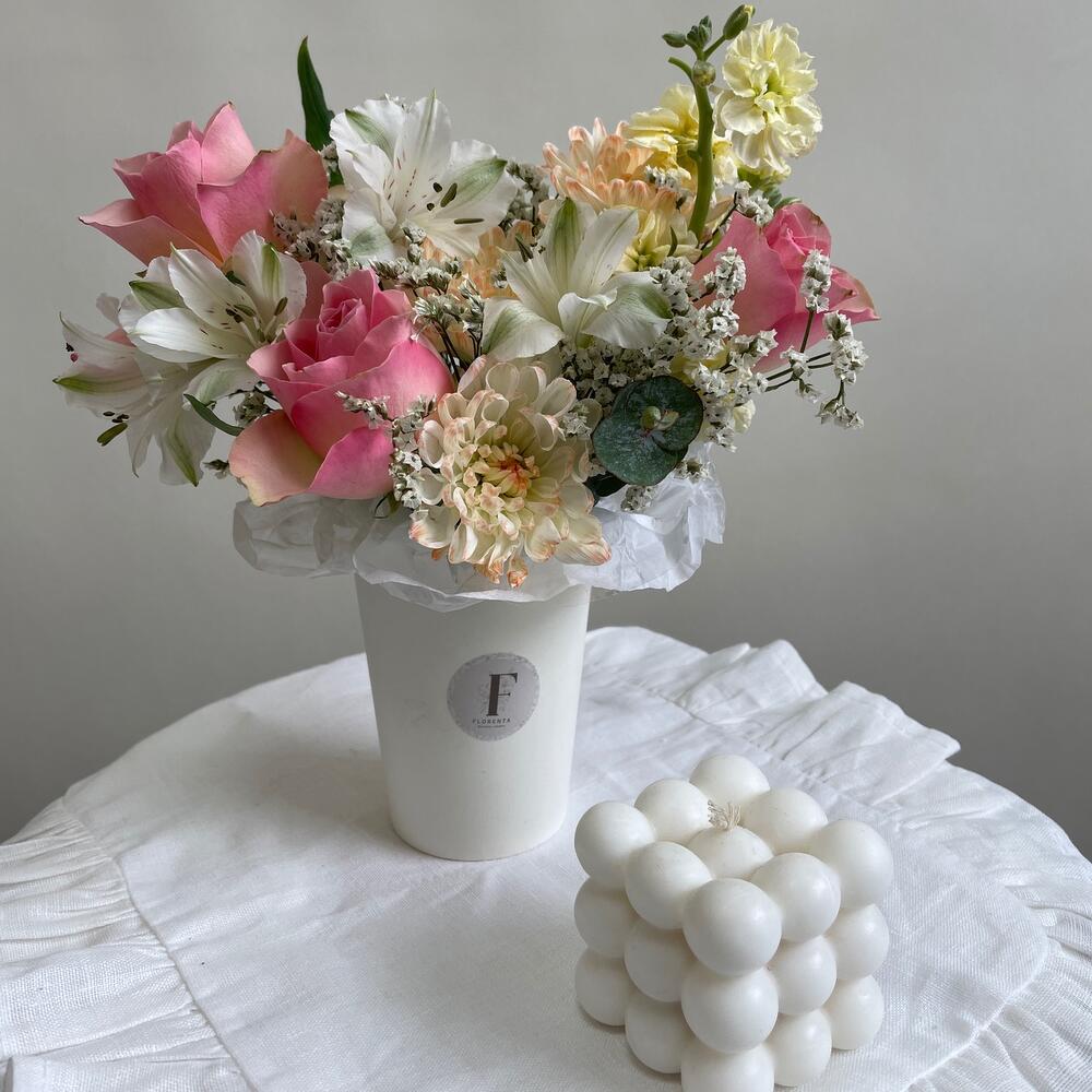 https://content2.flowwow-images.com/data/flowers/1000x1000/89/1743490924_83051389.jpg