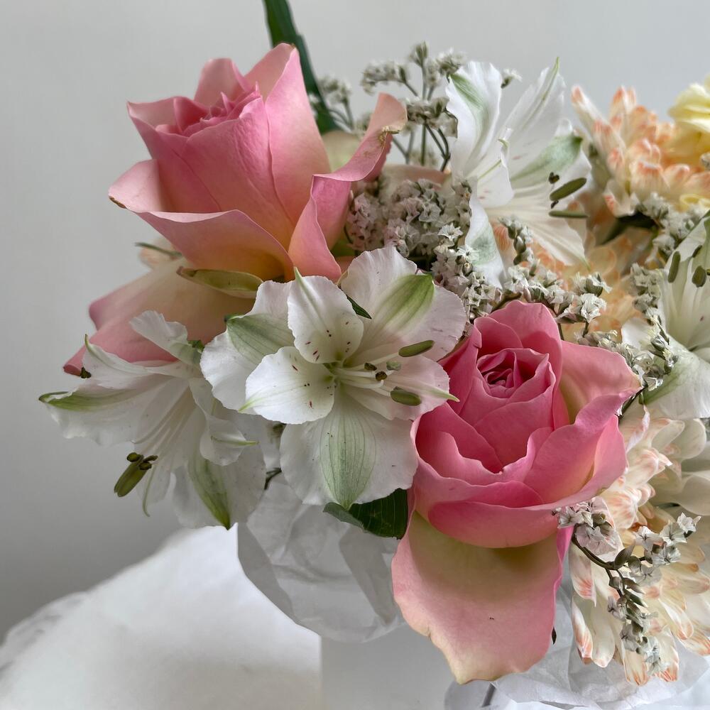 https://content2.flowwow-images.com/data/flowers/1000x1000/66/1743490925_33356266.jpg